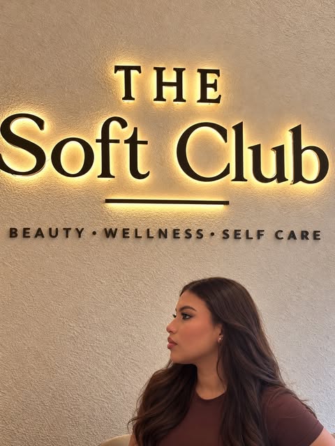 Recepción de The Soft Club en León con el letrero iluminado